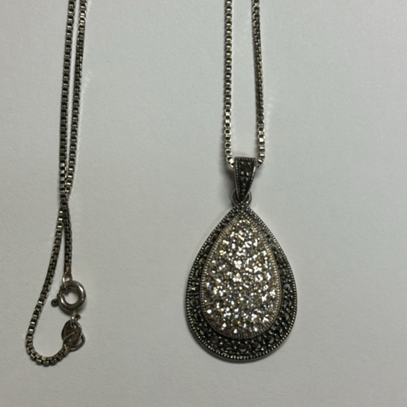 Elegant Silver Teardrop Pendant - Picture 3 of 3